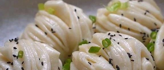 只需在平底锅中简单煎炒，就能让花卷松软蓬松、底部酥脆金黄的做法。无需蒸煮，不用提前发酵